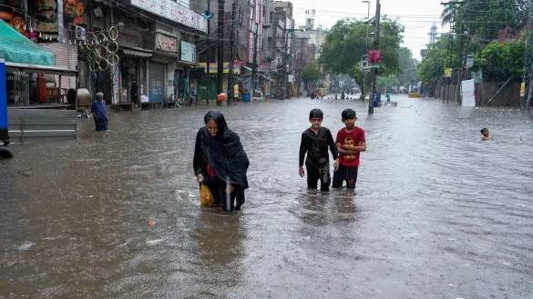 Der Monsun bringt in Pakistan starke Regenf&auml;lle mit sich. - &copy; K.M. Chaudary/AP/dpa