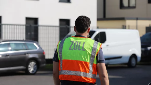 Ein Zöllner bei der Überprüfung einer Baustelle - immer wieder macht der Zoll Schwarzarbeiter ausfindig. - © Sascha Thelen/dpa