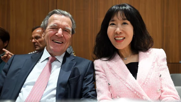 Begleitet von seiner Frau nimmt Altkanzler Schr&ouml;der (r) an der Landtagssitzung in Hannover teil. - &copy; Julian Stratenschulte/dpa