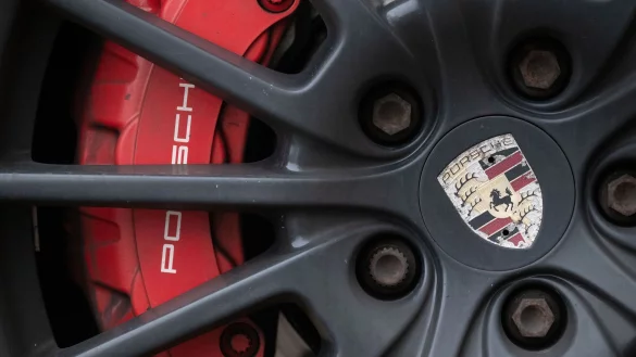 Stabiler Umsatz, sinkende Gewinnmarge: Porsche muss viel investieren, um wieder rentabler zu werden. (Illustration) - © Marijan Murat/dpa