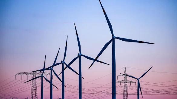 Wind ist der wichtigste erneuerbare Stromlieferant im Osten. (Archivbild) - © Jan Woitas/dpa