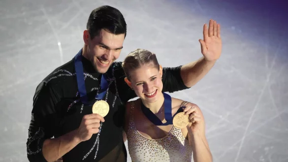 Nikita Wolodin (l) und Minerva Hase könnten bei der Eiskunstlauf-WM in Boston ihre Saison krönen. - © Sergei Grits/AP/dpa