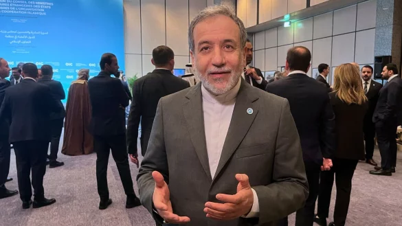 Der iranische Außenminister Abbas Araghtschi nimmt in Istanbul an einem Treffen der Organisation für islamische Zusammenarbeit teil. - © Mehmet Guzel/AP/dpa