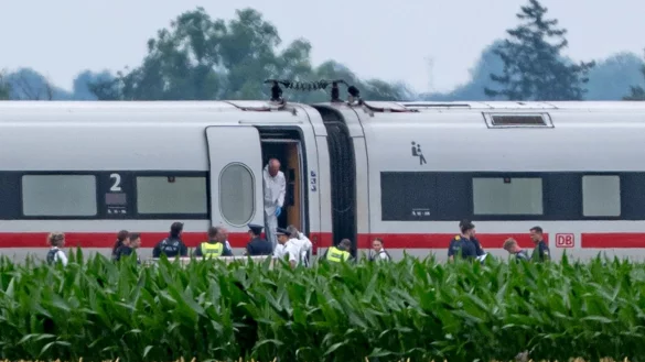 Ermittler der Spurensicherung untersuchten den ICE. - © Armin Weigel/dpa