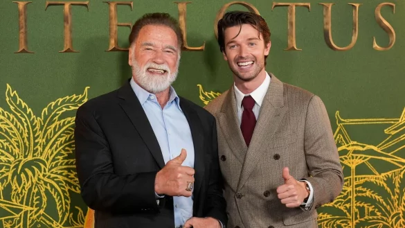 Arnold Schwarzenegger, links, und Patrick Schwarzenegger bei der Premiere der dritten Staffel von «The White Lotus». - © Chris Pizzello/Invision via AP/dpa