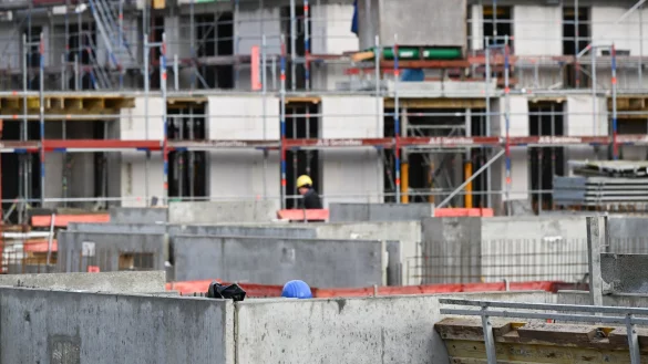 Der Wohnungsbau in Deutschland kommt seit Jahren nicht ausreichend voran. (Archivbild) - © Bernd Weißbrod/dpa