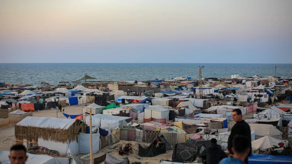 Israels Armee hat die jetzt schon überfüllte Zeltstadt Al-Mawasi zum Zufluchtsort für die Zivilisten der Stadt Gaza erklärt. (Archivbild) - © Rizek Abdeljawad/XinHua/dpa