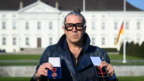 Der Künstler Luigi Toscano hat seine Verdienstmedaille sowie das Bundesverdienstkreuz des Holocaust-Überlebenden Albrecht Weinberg aus Protest Bundespräsident Frank-Walter Steinmeier zurückgegeben. - © Bernd von Jutrczenka/dpa
