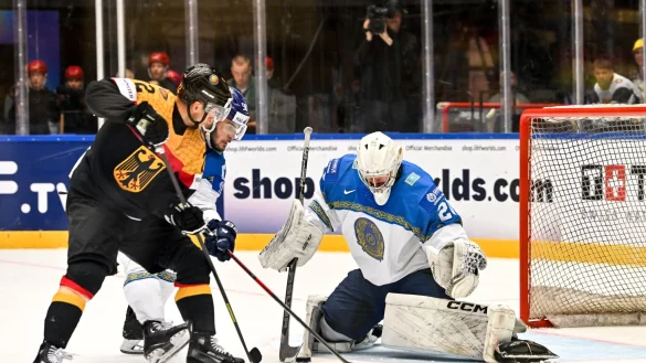 Deutsche Offensivpower vor Kasachstans Tor. - &copy; Andrea Branca/Just Pictures/dpa