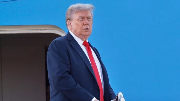 Trump ist in Alaska angekommen. - &copy; Luis M. Alvarez/FR596 AP/dpa