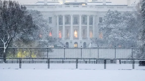 Auch in der US-Hauptstadt Washington und der Region fielen bis zu 20 Zentimeter Schnee. - © Matt Rourke/AP/dpa