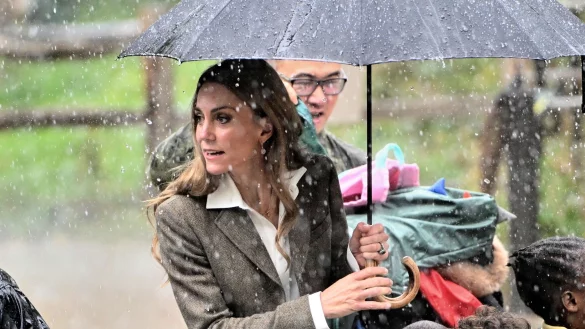 Kate zeigte sich erstmals in der Öffentlichkeit mit blonden Haaren. - © Eddie Mulholland/Pool Daily Telegraph/AP/dpa