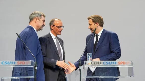 Bisher ist der Vertrag nur per Handschlag der Parteichefs besiegelt. (Archivbild vom 9. April) - © Michael Kappeler/dpa