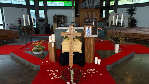 Zur Trauerfeier erschienen zahlreiche Menschen. - © Pascal Höfig/News5/dpa