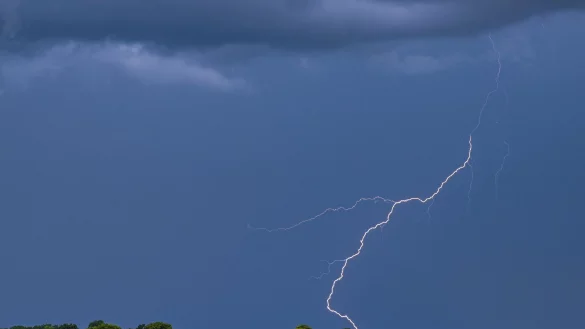 In diesem Sommer sind bislang weniger Blitze bei Gewittern erfasst worden. (Archivbild) - &copy; Patrick Pleul/dpa