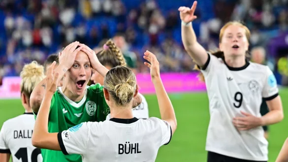 Unfassbare Freude bei Torhüterin Ann-Katrin Berger (l). - © Sebastian Gollnow/dpa