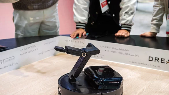 Auch der Anbieter Dreame pr&auml;sentiert den Prototyp eines Roboter-Staubsaugers mit Greifarm auf der Technik-Messe CES. - &copy; Andrej Sokolow/dpa-tmn/dpa