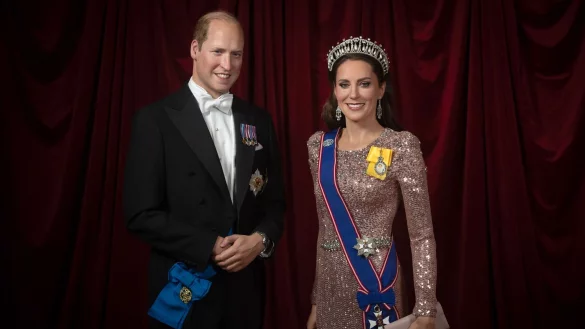 Auf dem Kopf hat sie die exakte Nachbildung einer Tiara, die einst Prinzessin Diana trug. - © Jonathan Short/Madame Tussauds L/PA Media/dpa