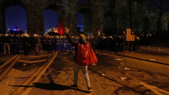 Bei landesweiten Protesten in der Türkei allein am Freitagabend sind mehr als 340 Menschen festgenommen worden. - © Khalil Hamra/AP/dpa