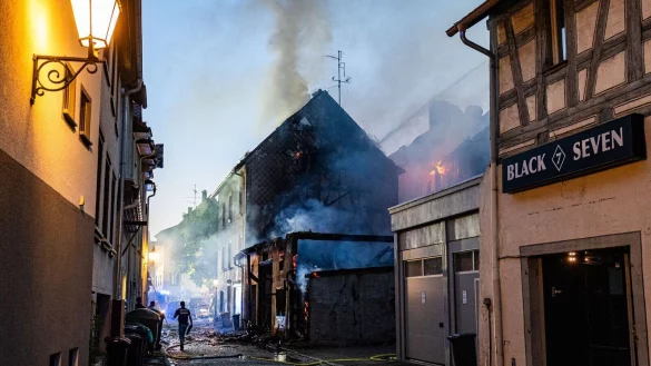 Der Schaden dürfte nach ersten Einschätzungen der Feuerwehr in die Millionen gehen. - © Joshua Rzepka/onw-images/dpa