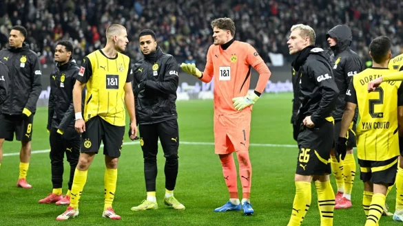 Hadern vor der Kurve: Abwehrspieler Waldemar Anton und Torhüter Gregor Kobel (M). - © Uwe Anspach/dpa