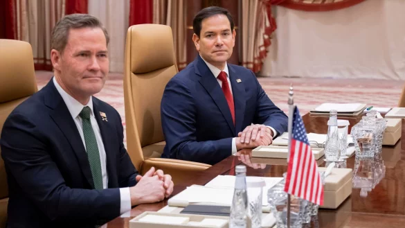 Den Job von Sicherheitsberater Mike Waltz übernimmt Außenminister Marco Rubio kurzerhand mit. (Archivbild) - © Saul Loeb/AFP Pool/AP/dpa