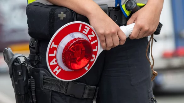 In der N&auml;he der Grenze zu &Ouml;sterreich wurde ein Mann kontrolliert, der in Deutschland per Haftbefehl gesucht wurde. Jetzt sitzt er im Gef&auml;ngnis. (Symbolbild) - &copy; Peter Kneffel/dpa