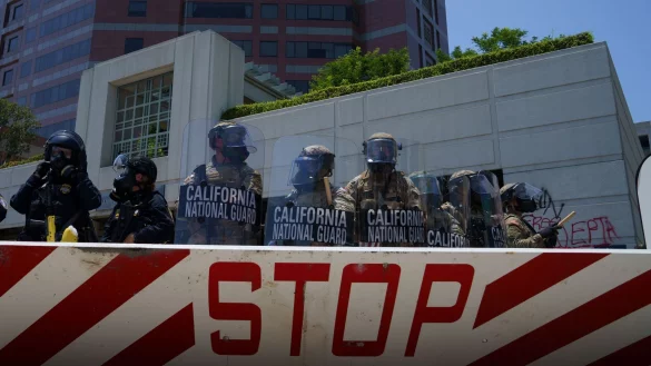 Soldaten der kalifornischen Nationalgarde stehen Wache. - © Daniel Powell/ZUMA Press Wire/dpa