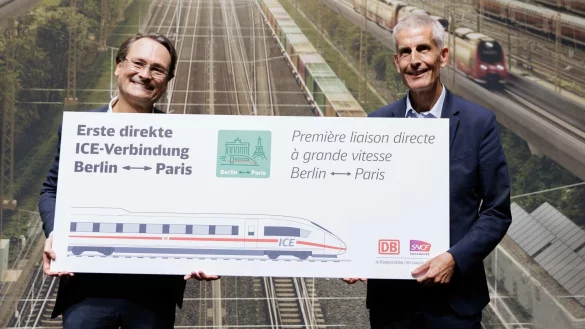 Mit großem Tamtam hat Bahn-Fernverkehrsvorstand Michael Peterson (l) mit seinem französischen Kollegen die neue Verbindung zwischen Berlin und Paris vorgestellt. (Archivbild) - © Carsten Koall/dpa