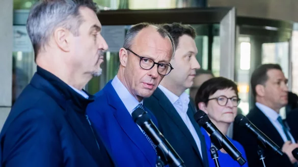 Die wichtigsten Fragen bei den Koalitionsverhandlungen muss die Spitzenrunde klären. (Archivbild) - © Christoph Soeder/dpa