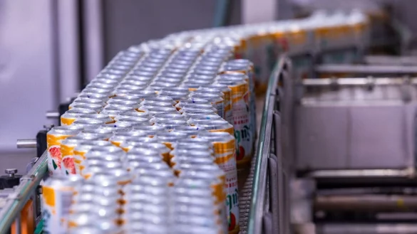 Dosenbier wird wieder häufiger gekauft. (Archivbild) - © Jens Büttner/dpa