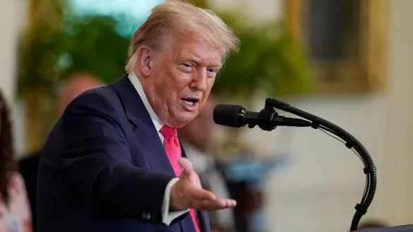 US-Präsident Donald Trump will ab dem 9. Juli noch mehr Zölle in Kraft treten lassen, wenn die EU den USA in Handelsfragen nicht entgegenkommt. - © Jose Luis Magana/AP/dpa