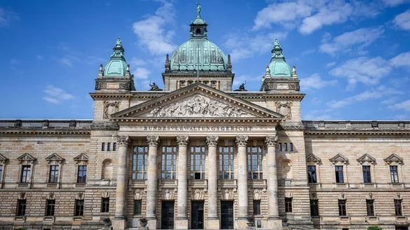 Der Wehrdienstsenat hat entschieden: Ehebruch innerhalb der Truppe hat Folgen. (Archivbild) - © Jan Woitas/dpa
