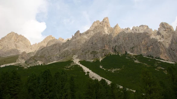 Die Rosengartengruppe geh&ouml;rt zu den bekanntesten Gebirgsz&uuml;gen in den Dolomiten. (Archivbild) - &copy; picture alliance / Ursula D&uuml;ren/dpa