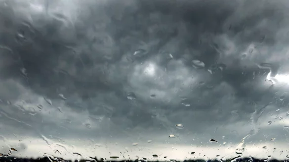 In Nordrhein-Westfalen bleibt es regnerisch und windig. (Symbolbild) - &copy; Martin Gerten/dpa