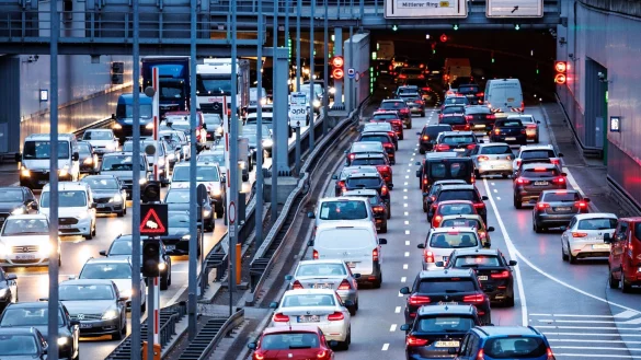 Immer mehr Menschen kehren zurück ins Büro - und die Straßen werden voller. «Die Homeoffice-Zeit ist in vielen Branchen vorbei», sagt Stauexperte Schreckenberg. (Archivbild) - © Matthias Balk/dpa