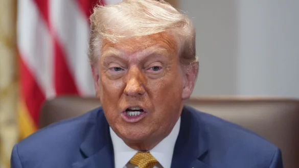 Trump wirft Putin vor, eine Menge Blödsinn zu erzählen. - © Evan Vucci/AP/dpa