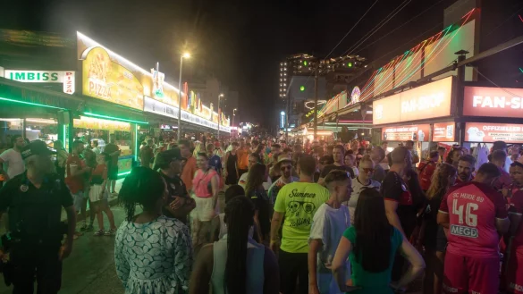 Der Ballermann ist im Sommer stets rappelvoll. (Archivfoto) - © Clara Margais/dpa