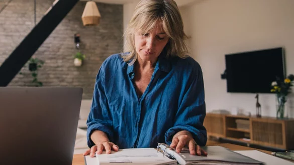 Nach Feierabend und am Wochenende für den Bachelor- oder Masterabschluss pauken - ein berufsbegleitendes Studium fordert viel Disziplin. - © Zacharie Scheurer/dpa-tmn