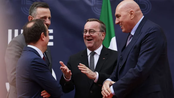 Italiens Verteidigungsminister Guido Crosetto (rechts) bei einem Treffen mit Verteidigungsminister Boris Pistorius (Mitte). (Foto: Archiv) - © Thibaud Moritz/AFP/dpa