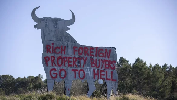 Die sogenannten Osborne-Stiere gelten in Spanien als Kult und als Wahrzeichen des Landes. (Foto aktuell) - © Clara Margais/dpa