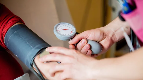 Bei Verdacht auf Bluthochdruck gilt es immer wieder zu messen. (Archivbild) - © Christoph Soeder/dpa