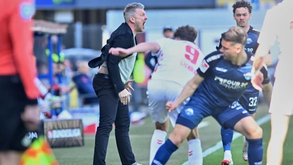 Bei einem entsprechenden Angebot k&ouml;nnte Paderborns Trainer Kwasniok k&uuml;nftig vielleicht in der Bundesliga an der Seitenlinie coachen. - &copy; Bernd Thissen/dpa