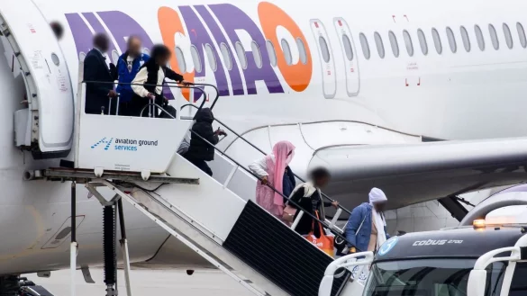 Vergangene Woche waren 141 Flüchtlinge in Hannover gelandet, die im Rahmen des EU-Resettlement-Programms nach Deutschland kamen. Viele von ihnen stammen aus dem Sudan. (Archivfoto) - © Michael Matthey/dpa