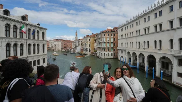 Seit diesem Karfreitag werden f&uuml;r Tagestouristen bis zu zehn Euro f&auml;llig. - &copy; Antonio Calanni/AP/dpa