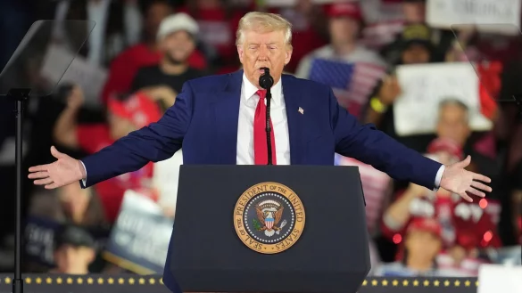 US-Präsident Donald Trump preiste sich selbst bei dem Auftritt in höchsten Tönen. - © Paul Sancya/AP/dpa