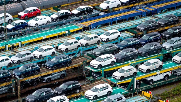 Die deutschen Autobauer hatten zuletzt deutliche Gewinneinbrüche verkündet. - © Sina Schuldt/dpa