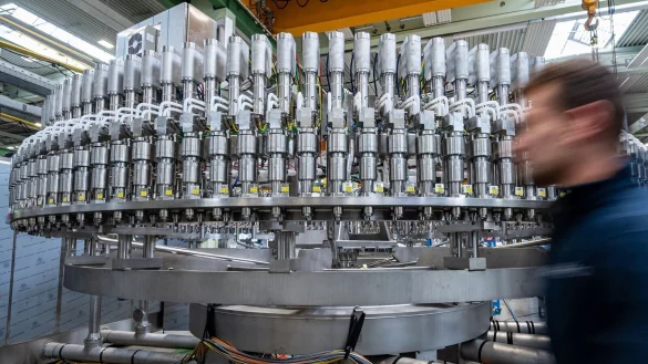 Die Zahl der Beschäftigten in der Metall- und Elektroindustrie ist erneut deutlich zurückgegangen. (Archivbild) - © Armin Weigel/dpa