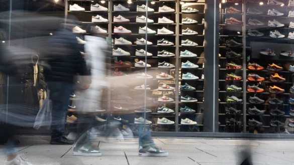 Die Schuhhändler in Deutschland haben 2024 weniger Geschäft gemacht. (Archivbild) - © Etienne Dötsch/dpa