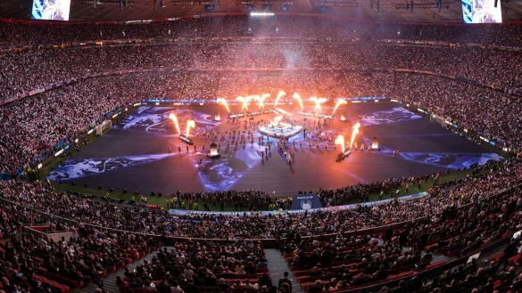 Linkin Park tritt vor dem Anpfiff auf. - &copy; Peter Kneffel/dpa